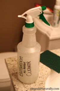 Homemade Bathrom Cleaner | AmandaNaturally.com