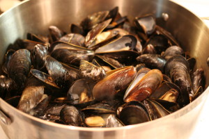 Red Curry Mussels | grain free, low carb, nutrient dense | AmandaNaturally.com