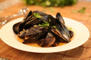 Red Curry Mussels | grain free, low carb, nutrient dense | AmandaNaturally.com